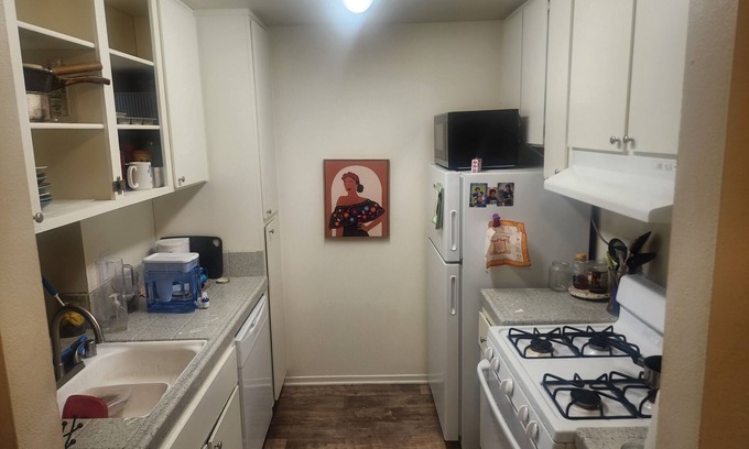 Raisin Apartment | Chic 1-bedroom apartment with WiFi, fitness room, grills and pool in fun Fresno.