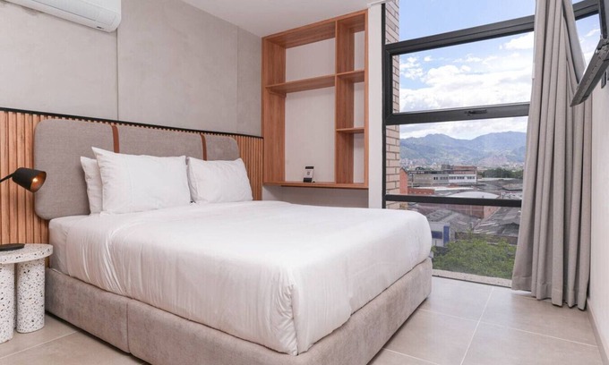 San Diego Apartment | Chic 1BR in Poblado - Jacuzzi & Workspace