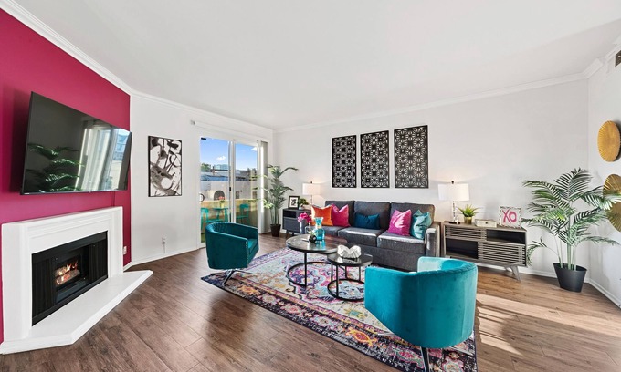 Beverly Grove House | Chic 2-BD with AC, fitness room, WiFi in fantastic Beverly Hills
