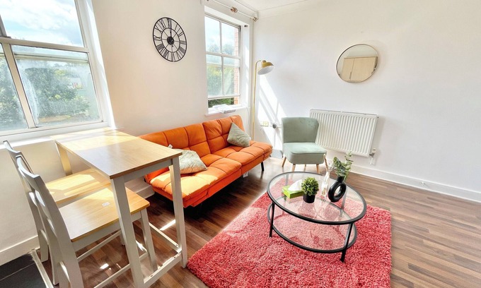 Southampton City Centre Apartment | Chic 2-Bed Apartment in Southampton with Parking