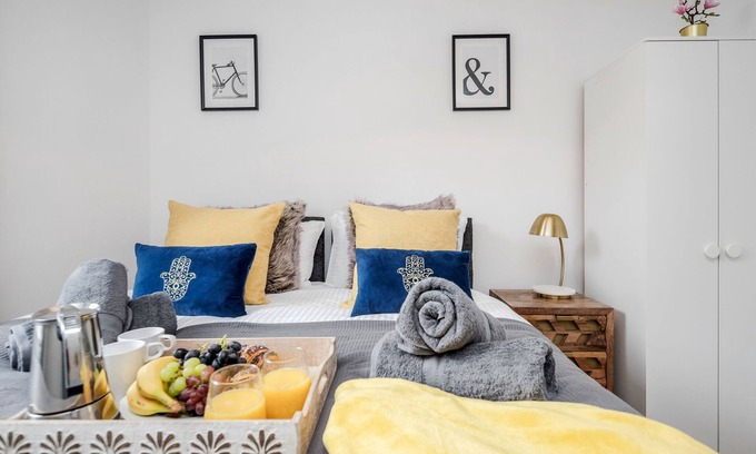 St. George's Apartment | ★ Chic 2-Bed Apt ★ Free Parking/Zoo/Shop/Events ★