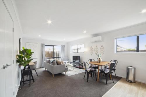 Frankton House | Chic 2-Bed Townhouse by Lake Parks & Shops