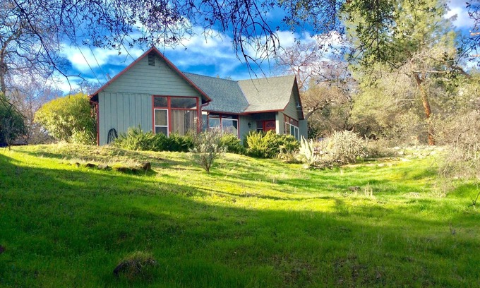 Three Rivers House | Chic 2B2b Bungalow w/studio 3 mi to Sequoia NP - Dog Friendly!