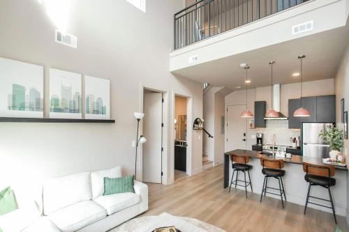 Northern Inglewood Apartment | Chic 2BR Apt with Loft in East Nash Sleeps 6