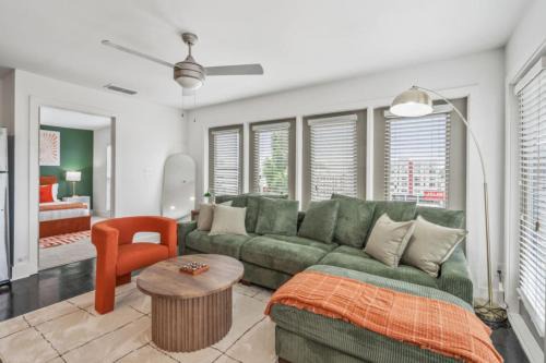 Reynoldstown Apartment | Chic 2BR King Bed Balcony Krog Market Steps to Beltline