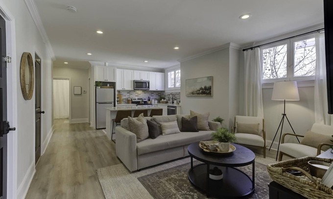 Midtown Apartment | Chic 2BR Midtown Retreat: Your Gateway to Memphis Magic!n
