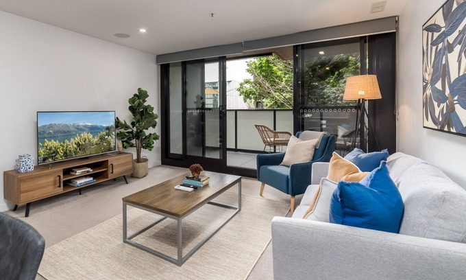 Braddon Apartment | Chic 3-Bed in Central with Pool, Sauna and Gym