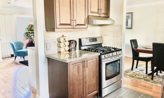 Burlington House | Chic 3 bedroom 1.5 bath upper bungalow walk to lake