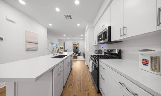 La Puente Condo | Chic 3B3.5B townhouse in La Puente