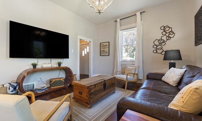 Benson House | Chic 3BR Near Benson with King Bed & Fenced Yard