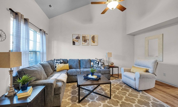 Northeast Raleigh House | Chic 3BR Townhome Next to Neuse River Trail - 1 Min Walk