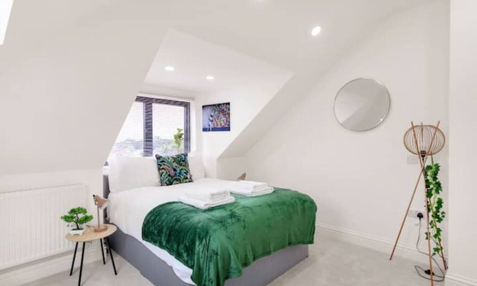 Hobbayne Apartment | Chic 4 person penthouse and views