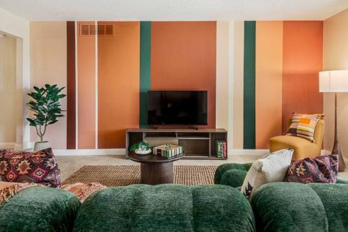 Northeast Heights House | Chic 5 Bed Rooms Boho Retreat with - Games & Outdoor Movies!