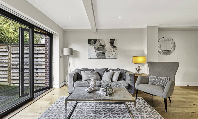 Kew Apartment | Chic and Contemporary Retreat in Brentford