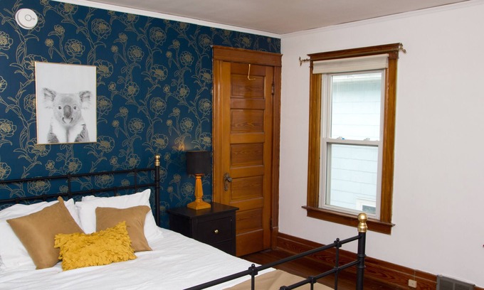 Niagara Falls Apartment | Chic and Cozy at Niagara Falls USA 5-min to the Falls in Little Italy Sleep 6