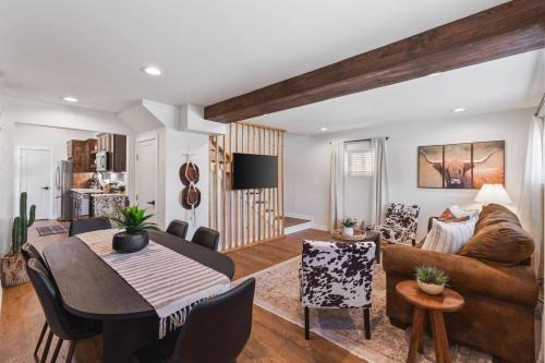 Greenwood House | Chic and Cozy - Walk to Bars, Coffee, and Restaurants