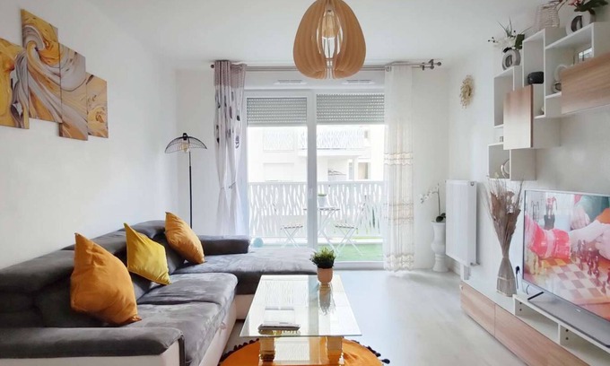 Epinay-sur-Seine Apartment | Chic apart with parking near Paris