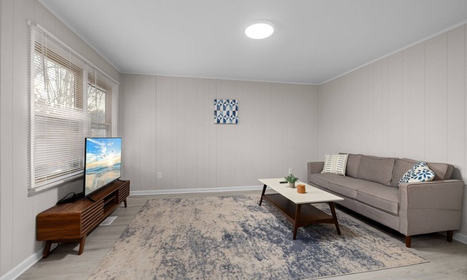 Durham Apartment | Chic Apartment Near Duke~Easy Access to Downtown & Dining Spots