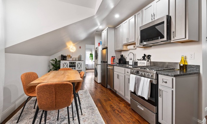 New Haven Apartment | Chic Apartment | Walk to Yale