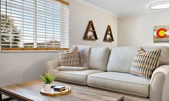 Englewood Apartment | Chic Apt 15min to Dwntwn Denver!