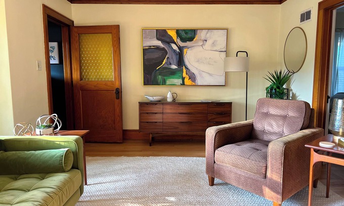 Bay View House | Chic Bay View Getaway - Charming 2-bedroom duplex with WiFi in amazing Milwaukee