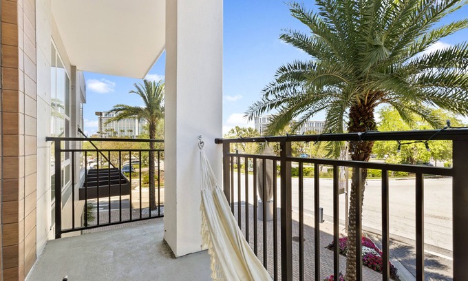 Carver City - Lincoln Gardens Apartment | Chic bnb near airport and mall
