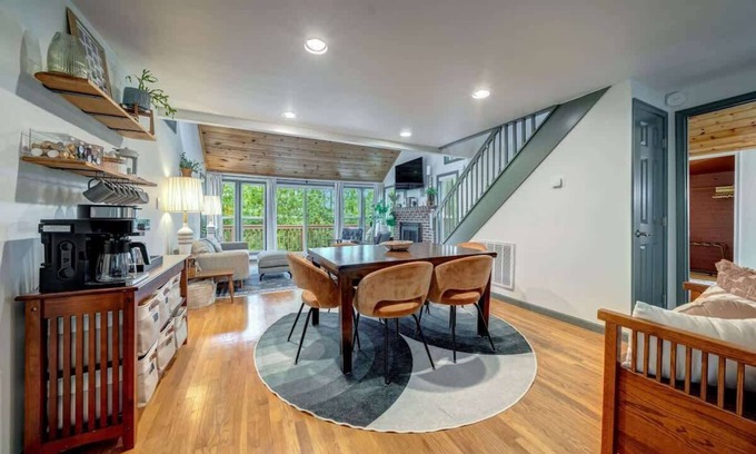 The Woods Cabin | Chic Cabin with 3 Kings, Privacy & Pool Access
