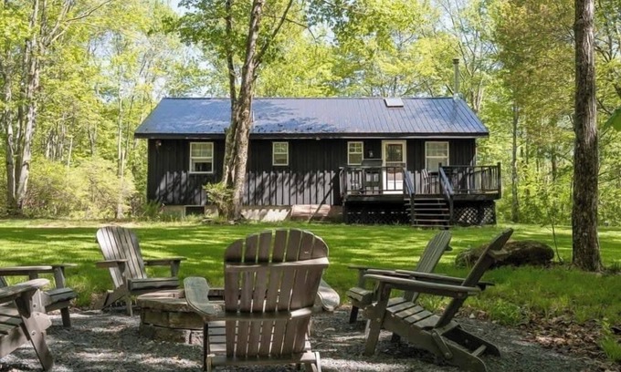 Roscoe House | Chic Cabin with Hot Tub and Fire Pit
