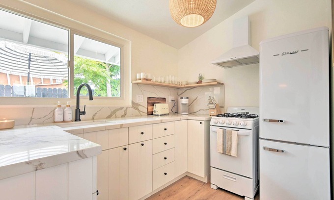 Pierpont Bay Cottage | Chic & Central Ventura Home - Walk to Beach!
