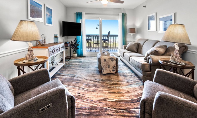Crescent Beach Condo | Chic & charming 2 bedroom oceanfront condo w/amazing views & large pool!