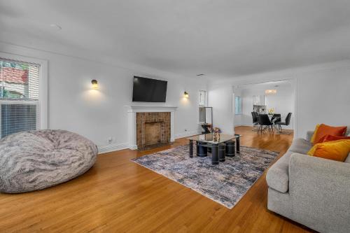 Melrose House | Chic Charming 2-Bedroom with office in the WeHo