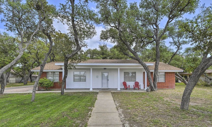 Ingleside Condo | Chic Condo w/ Screened Patio ~ 13 Mi to Beach