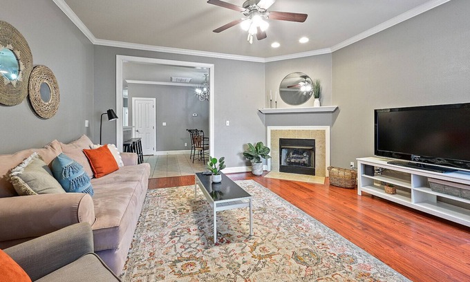 South Baton Rouge Condo | Chic Condo w/ Views +10min to LSU Stadium & Mall