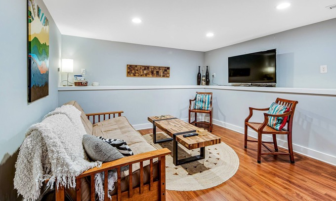 Phinney Ridge Condo | Chic condo with WiFi and access to peaceful backyard - next to Woodland Park