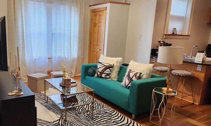 Cleveland Apartment | Chic Coventry:1 Bdrm w Fireplace.MINUTES from Case, Cle Clinic, UH, downtown!