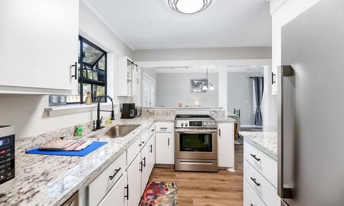 North Charleston House | Chic & Cozy 3-Bd Townhome in Vibrant N. Charleston