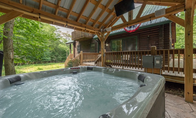 Oakland House | Chic Dog Friendly Mountain Retreat w/Hot Tub