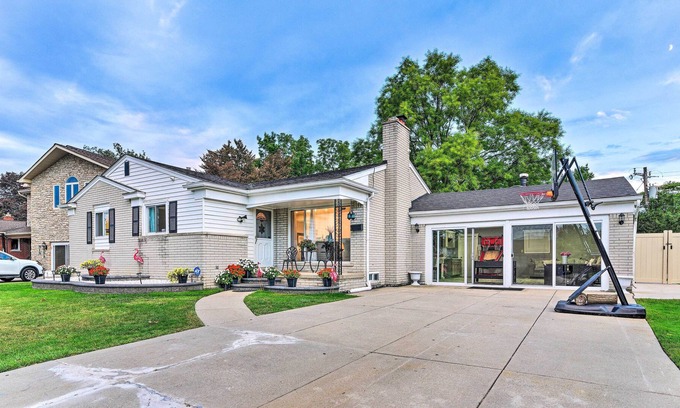 Dearborn Heights House | Chic Family Home ~ 3 Mi to Greenfield Village!