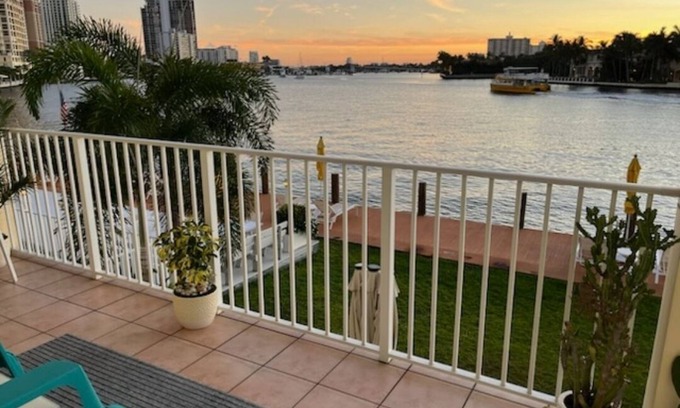 Barrier Island Condo | Chic Fort Lauderdale Beach Hideaway, Breathtaking Waterfront Views, 5☆ Stay
