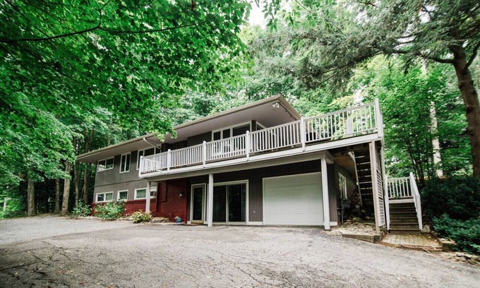 Petoskey House | Chic Golf Course Escape W/Hottub