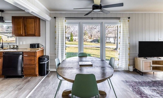 Westfield House | Chic Haven; Minutes to Grand Park, Welcomes 8