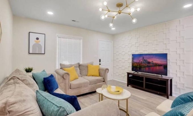 Southeast Raleigh House | Chic home w king bed in Raleigh