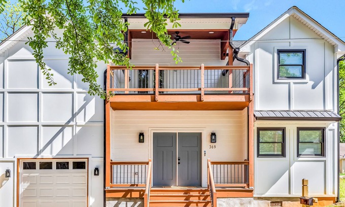 Pittsburgh House | Chic home with central AC, balcony, washer/dryer & study- dog-friendly