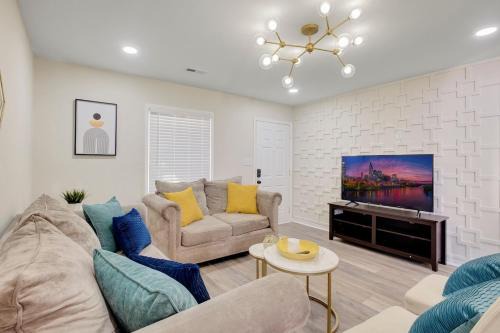 Southeast Raleigh House | Chic home with king bed in Raleigh