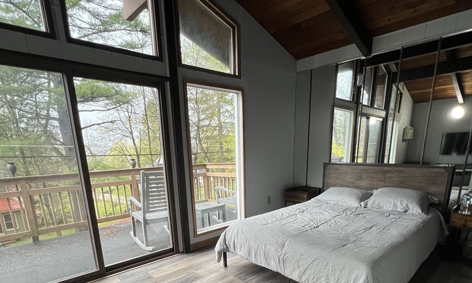 White Mills House | Chic Lake House on the Hill Sleeps 10, 4 bedrooms, 2 bathrooms Pet friendly!