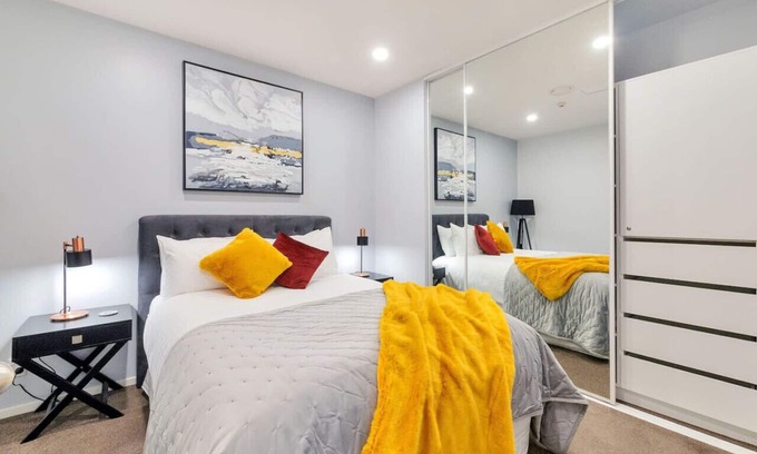 Auckland Central Business District Apartment | Chic Metro Apartment with Free Parking and Air-con