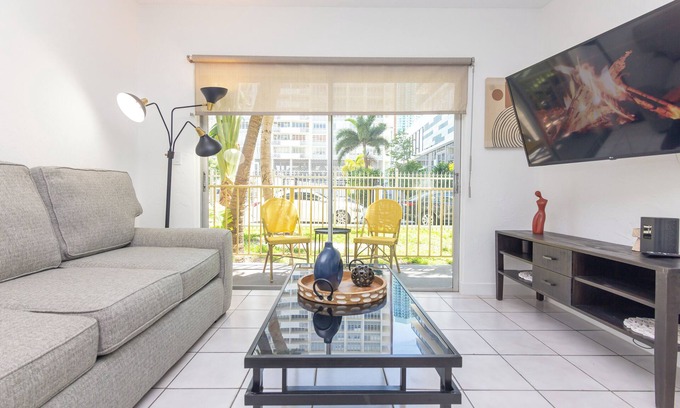 Edgewater Apartment | Chic Miami apartment - right in the heart of Wynwood - free parking & balcony