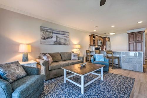 Miramar Beach Apartment | Chic Miramar Beach Condo with Pool Access!