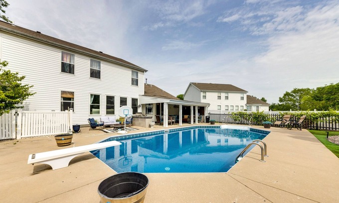 Dardenne Prairie House | Chic Missouri Retreat - Pool, Fire Pit & Grill!