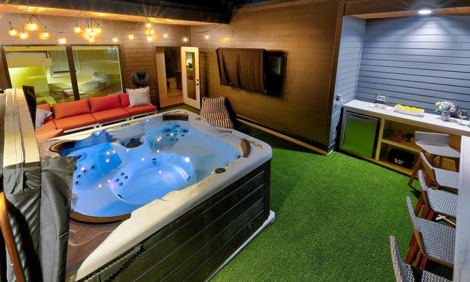 Katie Hill Neighborhood House | Chic Nash Home, 4bd/4ba w/Hot Tub & Rooftop!